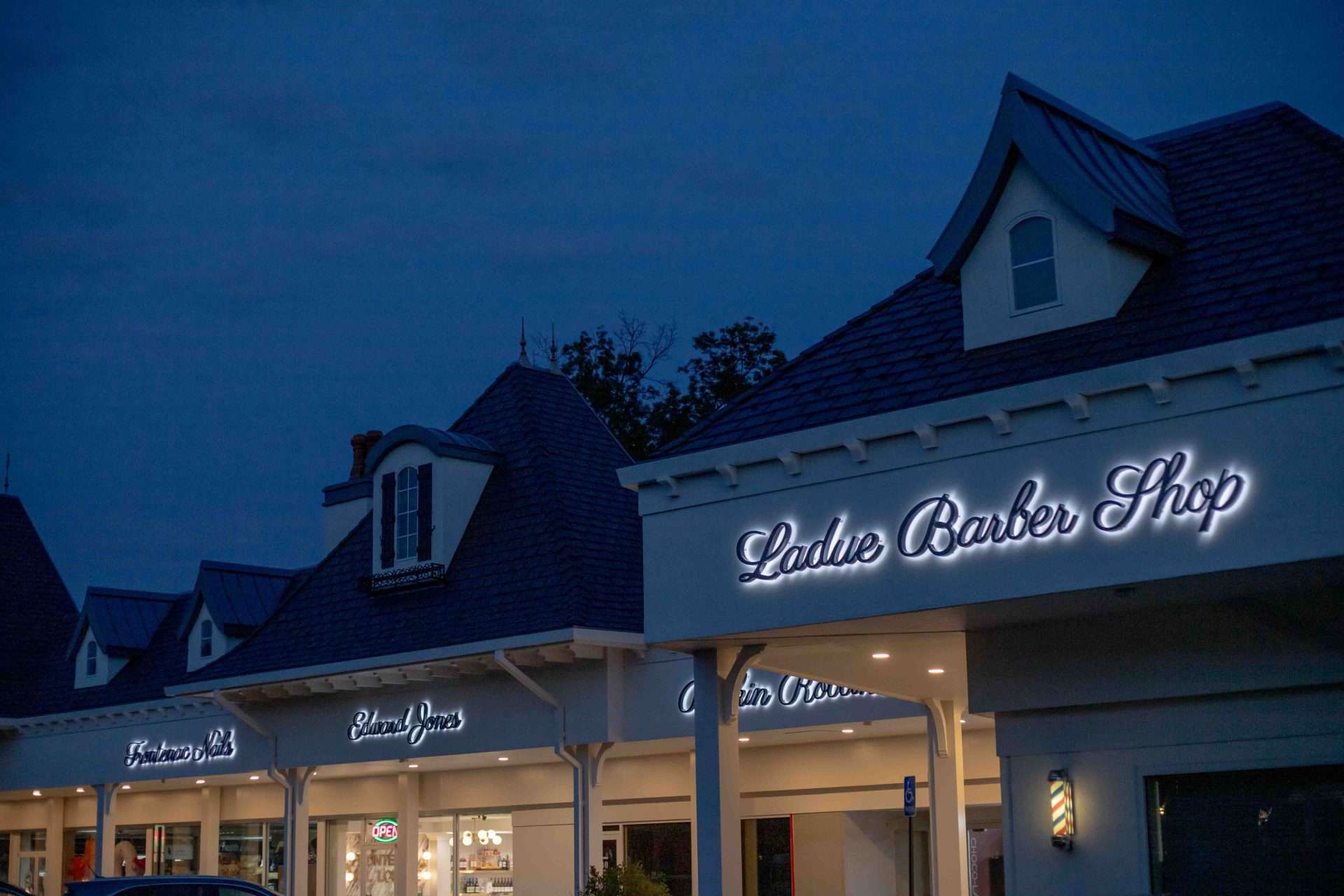 Illuminating Exterior Signs for High End Shopping Center